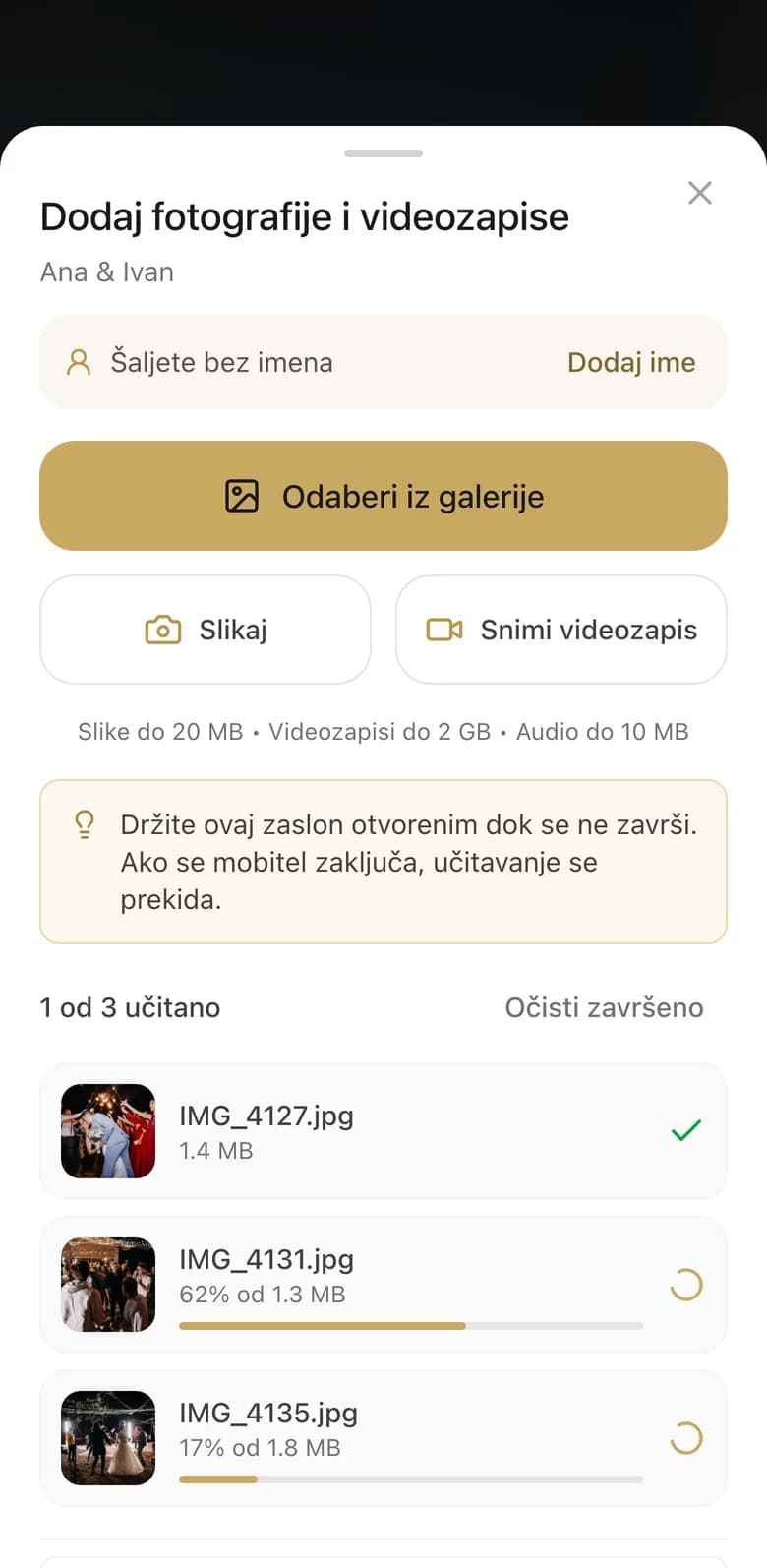 Prozor za učitavanje na mobitelu gosta, tri fotografije u slanju
