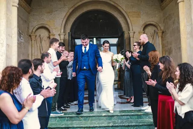 Svatovi pljeskom ispraćaju mladence iz crkve