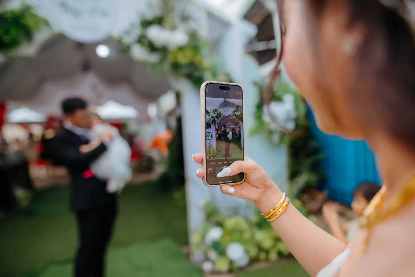 Gošća na svadbi svojim mobitelom fotografira mladence