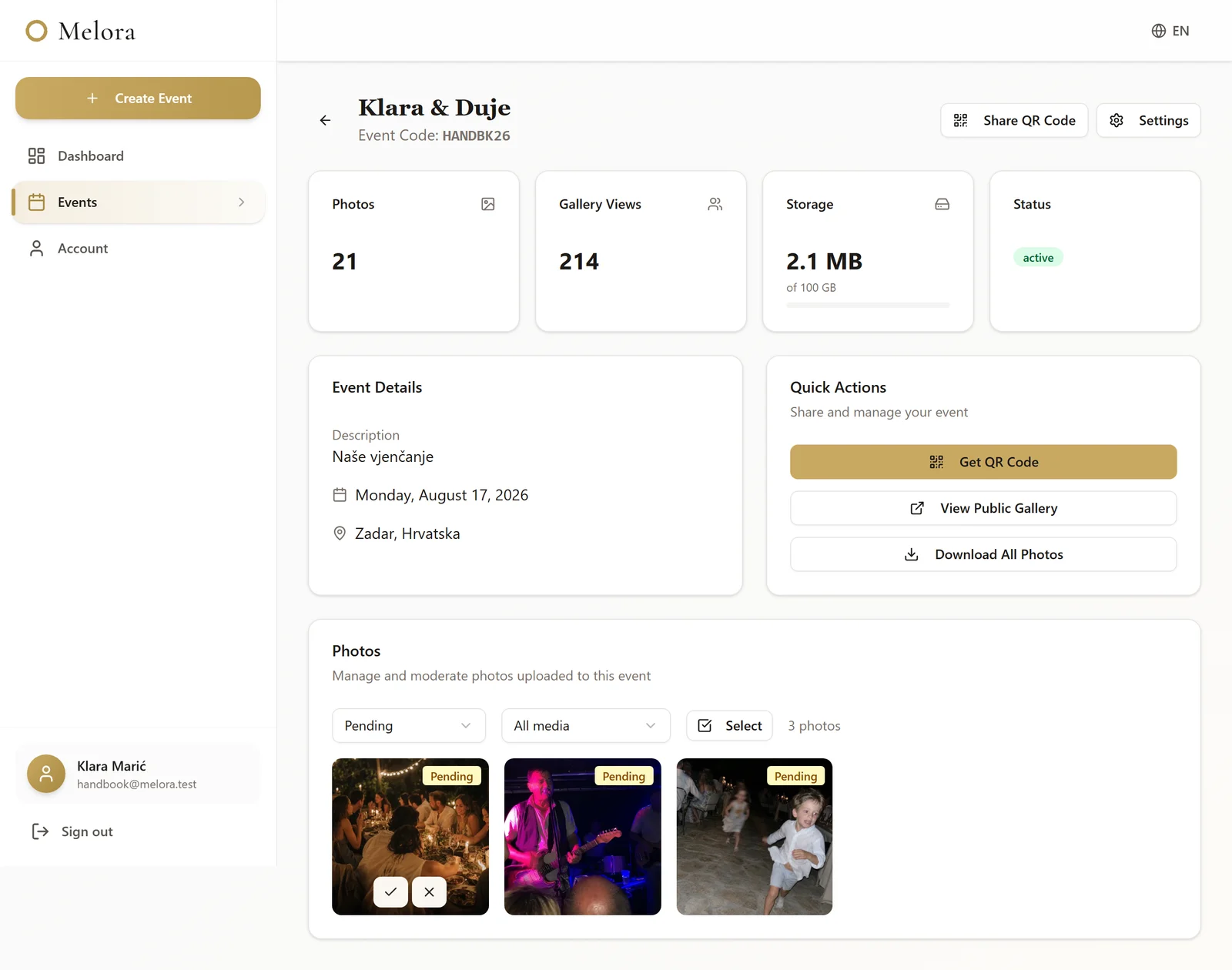 The photo manager filtered to pending photographs, each with approve and reject controls.